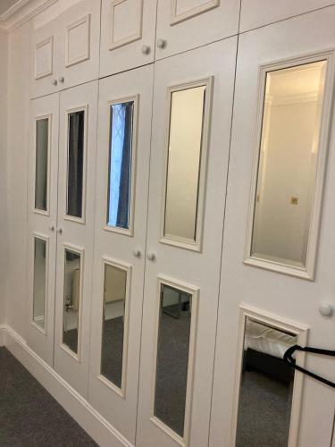 Oxford Street 2 Double Bed Apartment Central London - Tap to explore photos
