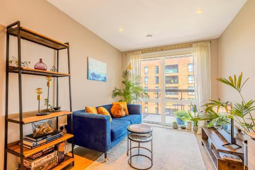 Elegant 1BR Apartment, 5 Min Limehouse DLR Station - Tap to explore photos