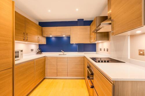 Elegant 1BR Apartment, 5 Min Limehouse DLR Station - Tap to explore photos