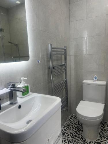 Modern self contained studio flat - Tap to explore photos