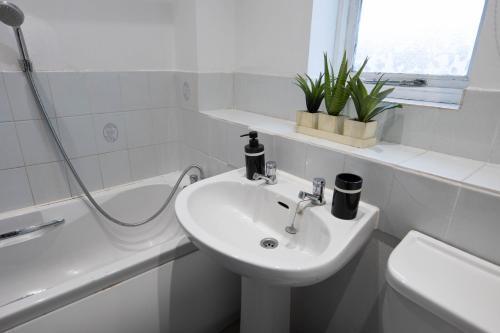 Exquisite London Beckton Docklands Apartment - Tap to explore photos
