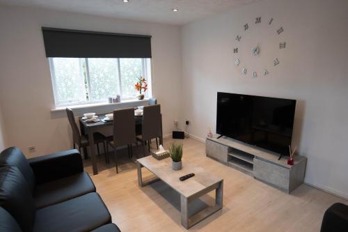Exquisite London Beckton Docklands Apartment - Tap to explore photos