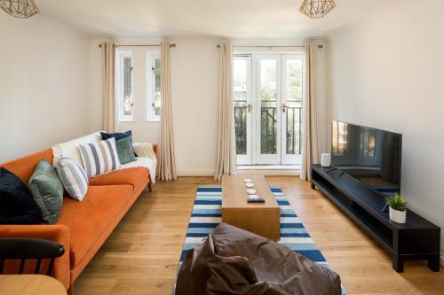 Charming 2BD Flat Near Tower Bridge, Bermondsey - Tap to explore photos