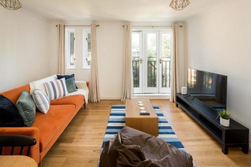 Charming 2BD Flat Near Tower Bridge, Bermondsey - Tap to explore photos