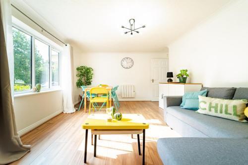 Bright and spacious flat with FREE Parking - Tap to explore photos