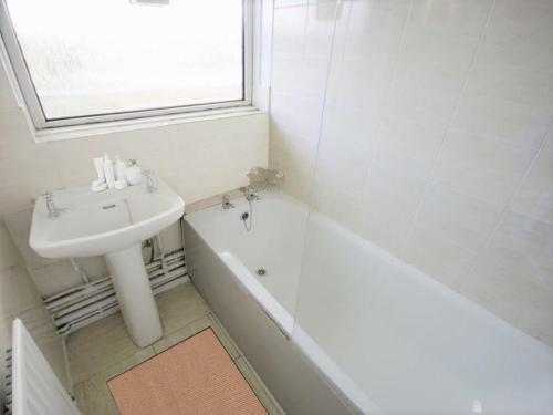 Modern 3 Bedroom Flat In Camden - Tap to explore photos