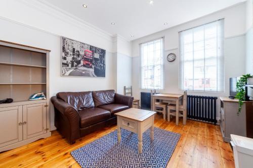 Stylish 1 BDR apt wcommunal garden, Greenwich - Tap to explore photos