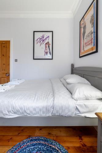 Stylish 1 BDR apt wcommunal garden, Greenwich - Tap to explore photos
