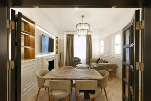 Holland Park Residence - Tap to explore photos