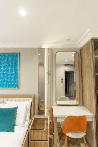 Holland Park Residence - Tap to explore photos