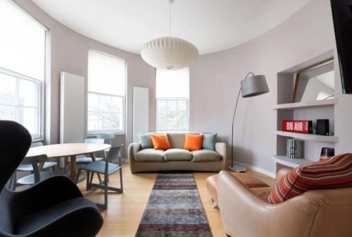 Cool Holland Park APT near Park - Tap to explore photos
