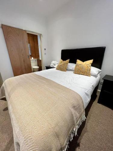 Spacious 2Bed/2Bath Flat next to London Eye - Tap to explore photos