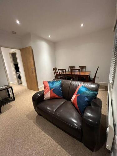 Spacious 2Bed/2Bath Flat next to London Eye - Tap to explore photos
