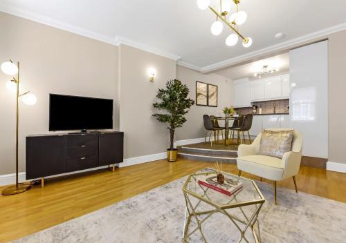 Central Charm: Stylish & Comfy 2BR Flat in Central - Tap to explore photos