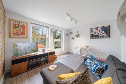Charming 1-Bed Victorian Flat & Roof Terrace, Clapton - Tap to explore photos