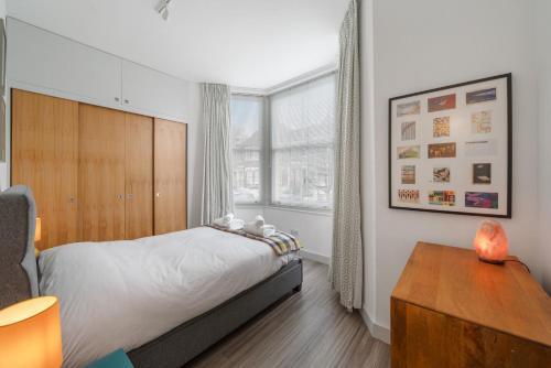 Charming 1-Bed Victorian Flat & Roof Terrace, Clapton - Tap to explore photos