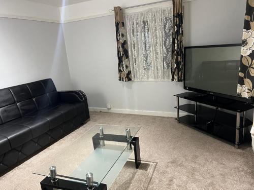 Cosy 2 bedroom flat - Tap to explore photos