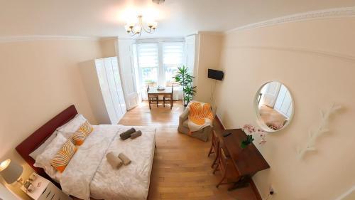 Lovely&Bright Studio Flat Close to Central London - Tap to explore photos