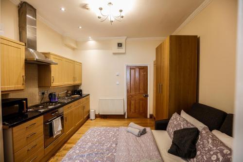 Lovely&Bright Studio Flat Close to Central London - Tap to explore photos
