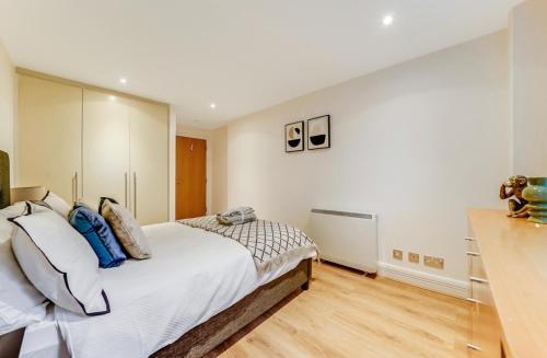 Prime Central flat at Marylebone - Tap to explore photos