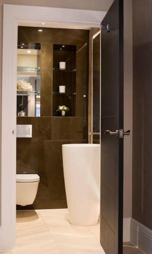 New, luxury 3 bed duplex in Covent Garden - Tap to explore photos