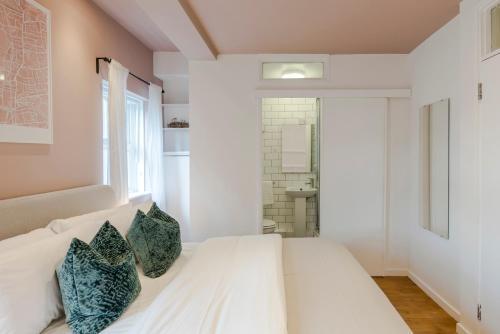 Bijou flat on Broadway Market - Tap to explore photos