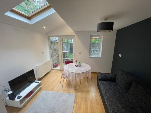 Lovely Flat in Camden - Tap to explore photos