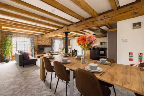 Wild Roses Serviced Apartments - ExCel Warehouse 2 - Tap to explore photos