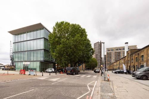 Wild Roses Serviced Apartments - ExCel Warehouse 2 - Tap to explore photos