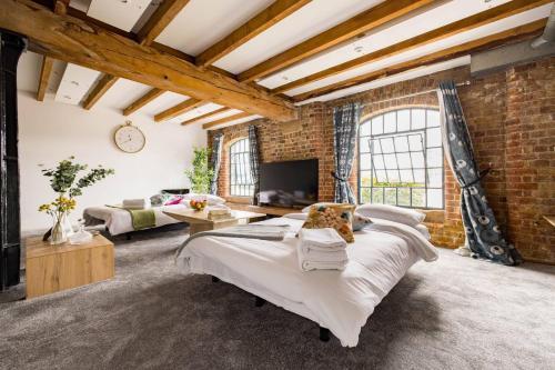 Wild Roses Serviced Apartments - ExCel Warehouse 2 - Tap to explore photos