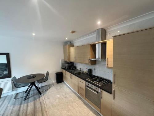 2 bed apartment with garden & parking west London - Tap to explore photos