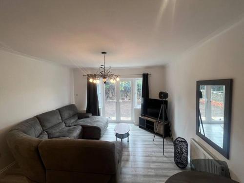 2 bed apartment with garden & parking west London - Tap to explore photos