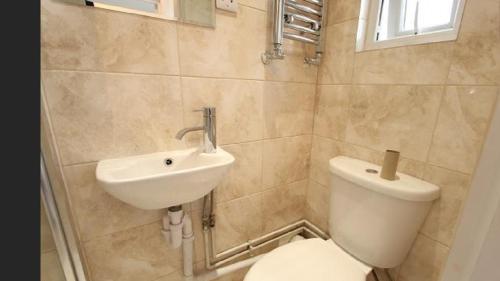 Double room with shared bathroom near kings Cross-rm3 - Tap to explore photos
