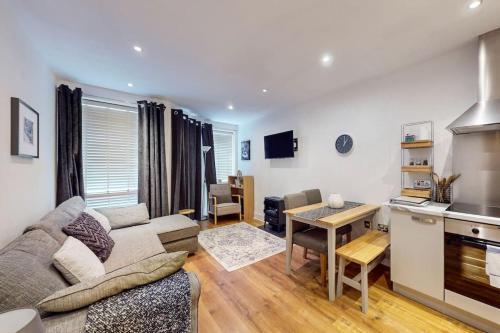 Bright & beautiful 1 bedroom flat in London Bridge - Tap to explore photos