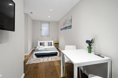 Spacious 1 bedroom flat - Tap to explore photos