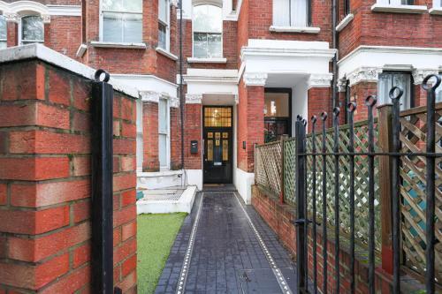 Spacious 1 bedroom flat - Tap to explore photos