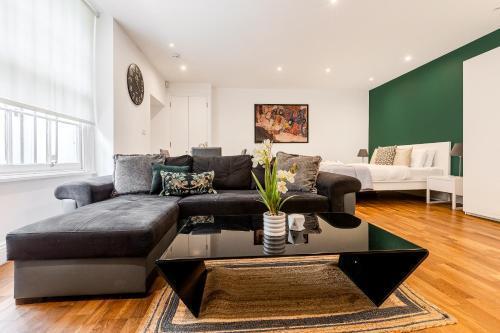 Beautifully Refurbished Studio, Central Location - Tap to explore photos