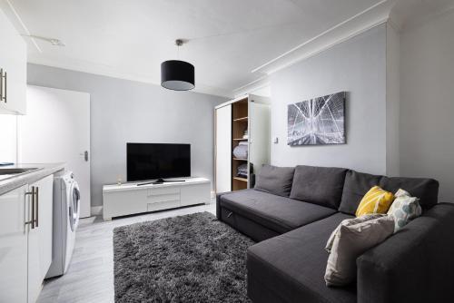 One Bedroom Apartment opposite Brent Cross station - Tap to explore photos