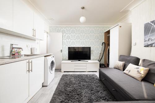 One Bedroom Apartment opposite Brent Cross station - Tap to explore photos