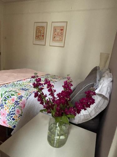 Spacious Flat in West Kensington - Tap to explore photos