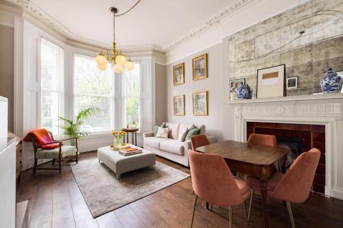 Gorgeous 1 BR Near Portobello & Notting Hill - Tap to explore photos
