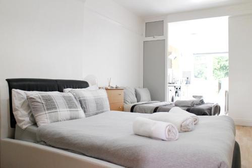 Large Studio Garden Flat on Golders Green Road - Tap to explore photos