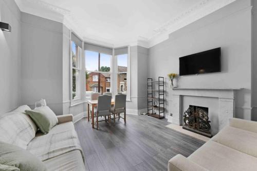 Avenue Road Raised Ground Floor Apartment W3 Sleeps 4 - Tap to explore photos
