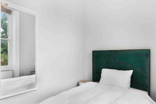 Avenue Road Raised Ground Floor Apartment W3 Sleeps 4 - Tap to explore photos