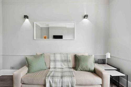 Chiswick Park Acton Town Garden suite - Tap to explore photos