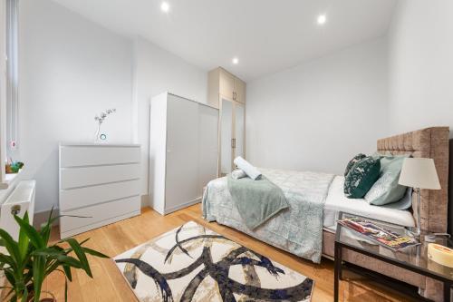 Modern Spacious 1 Bed Flat near Richmond Park - Tap to explore photos