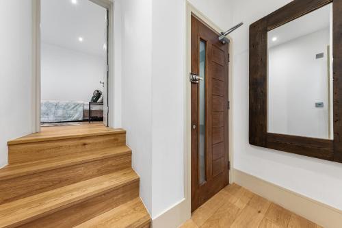 Modern Spacious 1 Bed Flat near Richmond Park - Tap to explore photos