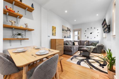 Modern Spacious 1 Bed Flat near Richmond Park - Tap to explore photos
