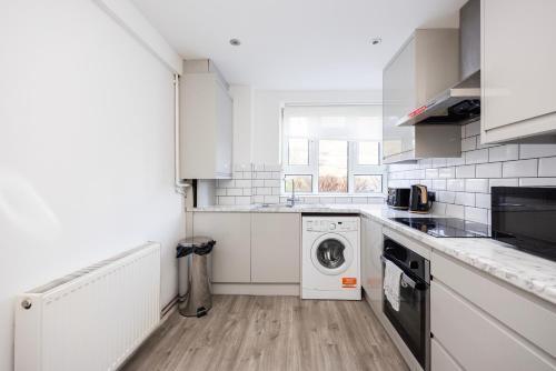Modern 2 BR Near Brixton Station - Tap to explore photos