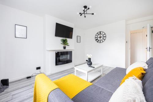 Modern 2 BR Near Brixton Station - Tap to explore photos